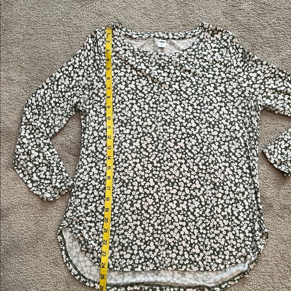 Old Navy Olive Green and Cream Floral Luxe 3/4 Sleeve Scoop Neck Top-size M, EUC - Picture 5 of 6